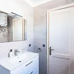 Bellevue Apartment *